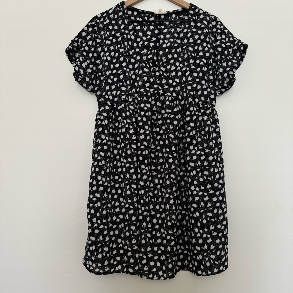Black and white light weight v neck dress - Picture 2 of 14